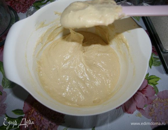 Затем добавить в тесто пол стакана получившегося соуса,хорошо перемешать.Вот такое получается тесто.