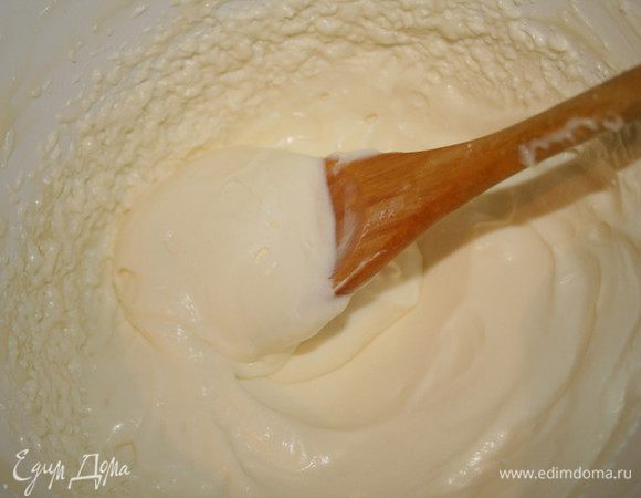 Пока они пекутся, делаем крем) Просто смешиваем все ингредиенты и взбиваем миксером.