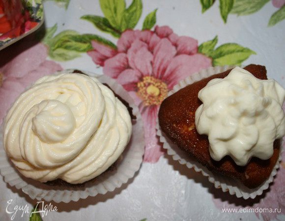 С помощью кондитерского мешка с насадкой "роза" покрываем капкейки кремом)