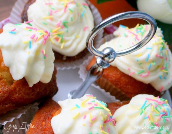 Я также посыпала разноцветной посыпкой)
Вот такие миленькие они получаются!
Да и ещё,когда они тёплые,бумажную формочку от капкейка практические не возможно отлепить,но когда капкейк полностью остыл, формочка сама легко отходит.
Приятного вам чаепития!!!