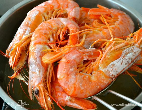 К приготовлению данного блюда приступим с подготовки креветок. 1/3 часть от креветок отложим в сторону (мы их используем в конце для украшения блюда) Остальных креветок отварить в течение нескольких минут в кипящей воде.Через 5 минут достать их из воды и немного остудить. После чего почистить креветки. Нам понадобятся только хвостики, но не выбрасываем "очистки" от креветок, т.е. головы, лапки, панцирь от хвостов - все это мы используем для приготовления fumetto, так называемого рыбного отвара...    