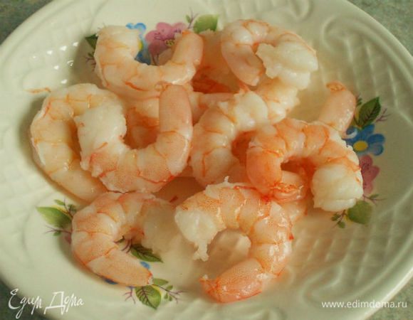 Разморозить креветки, если они замороженные. 