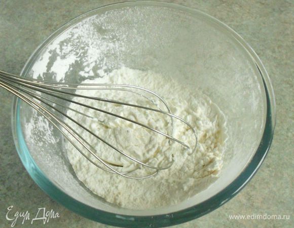 Смешать в миске муку, крахмал и разрыхлитель. Добавить 175 мл холодной воды, размешать венчиком, чтобы не было комочков и посолить.