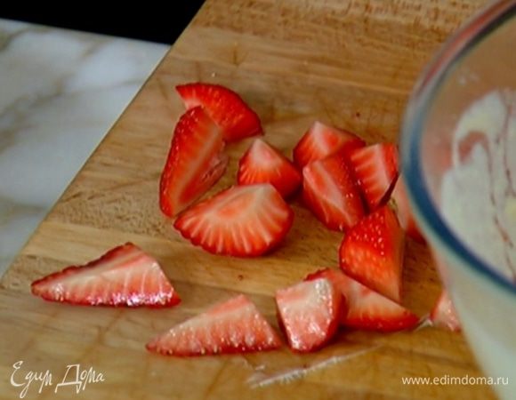 Клубнику и все крупные ягоды порезать.