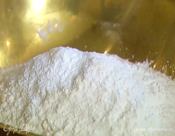 Муку перемешать с разрыхлителем и солью.