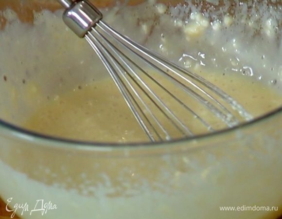 Влить кефир и еще немного взбить. Добавить предварительно размягченное сливочное масло и продолжать взбивать до получения однородной массы.