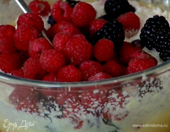 Всыпать муку с разрыхлителем и солью, добавить все ягоды и вымешать тесто ложкой.