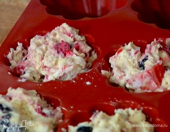 Разложить тесто в силиконовые формочки и отправить в разогретую духовку на 25 минут. 