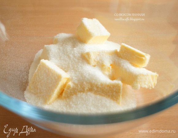 Масло  положить в большую миску, добавить сахар.