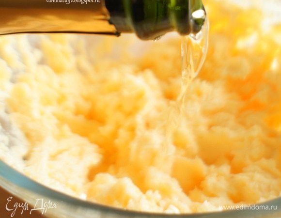 Затем, не переставая работать венчиком, влить одну часть вина.