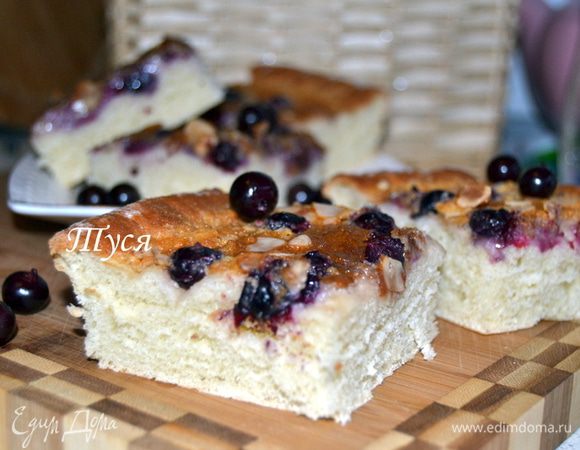 Остужаем на решетке и нарезаем на квадратики.