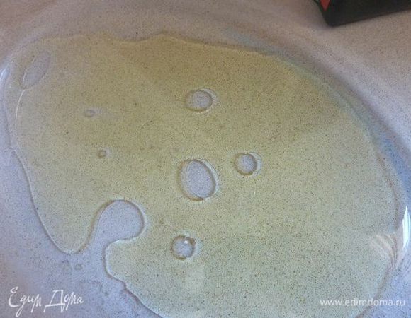 Разогреть печку лучшее на гриль. Полить 1 столовую ложку масла на форму .