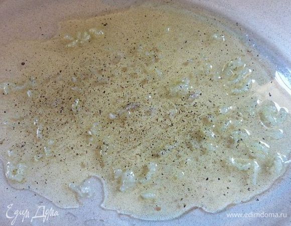 Покрутить, чтобы покрыть маслом всю поверхность, посыпать третью чеснока, приправить солью и перцем. 
