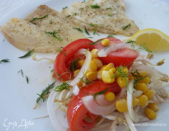 Жарить до готовности около 8 - 10 минут.
Между тем, перемешать оставшиеся масла, оставшиеся чеснок и помидоры, приправить солью и перцем. Добавить кукурузу и лимонный сок, лук и проростки в  помидоры. Подавать рыбу с салатом. 
