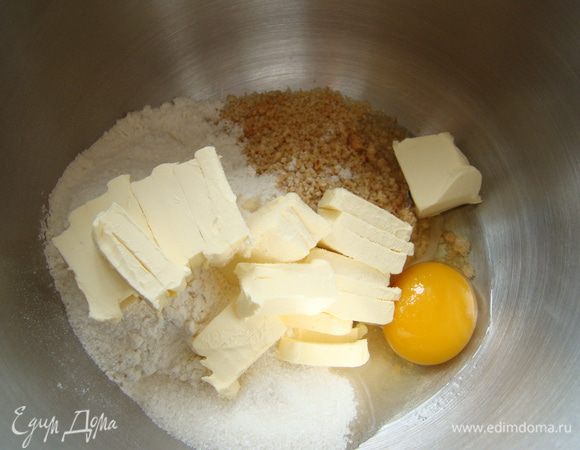 Смешиваем (собираем в комок) все ингредиенты для песочной основы, отправляем на 30 минут в холод