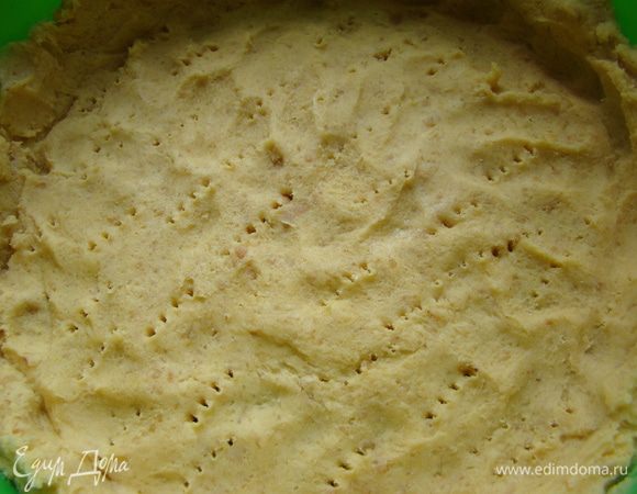 Распределяем тесто по форме, накалываем часто вилкой, выпекаем при 200"С до слегка румяного цвета, примерно минут на 15. К сожалению, у меня не было времени дать тесту остыть, поэтому раскатать не получилось =)