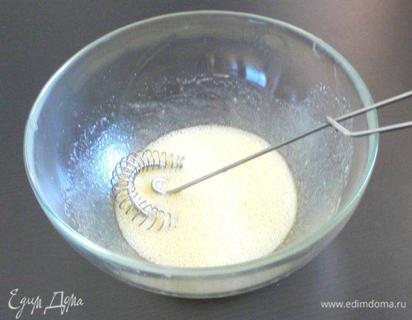 Сперва замешиваем тесто, обычное дрожжевое тесто. 
1 В теплое молоко добавляем дрожжи, сахар и столовую ложку муки, взятую из общего количества. 
2 Как только дрожжи заработают и поднимутся шапочкой, добавляем слегка взбитое яйцо с солью, растопленный жир, ванилин. 
3 Затем оставшуюся муку и замешиваем. 
4 Время 1 час + 1 час.  
После тесто готово к работе. 