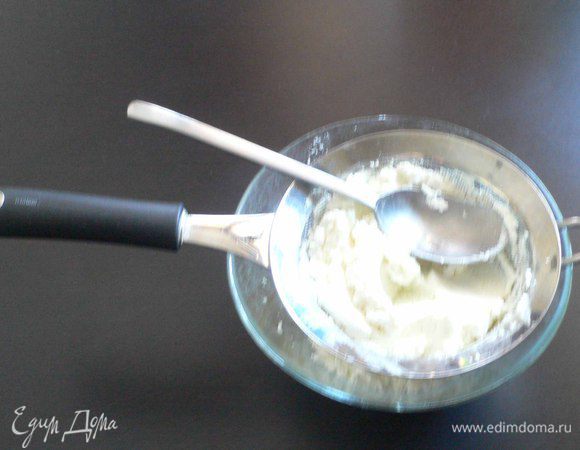 Рикотту перетираем через сито. Если рикотта или творог содержат много сыворотки, то нужно ей предварительно дать стечь, оставив в сите на ночь. 
 Творог лучше пару раз перетереть, чтобы был нежным. 
