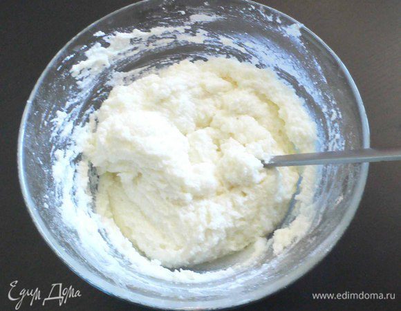 Добавляем сахарную пудру, перемешиваем  и ставим в холодильник. 