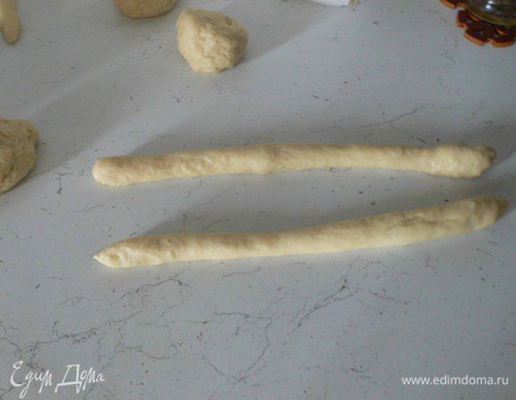 Наше тесто готово. Делим его на 6 частей и катаем "колбаски" длиной примерно 30 см. 