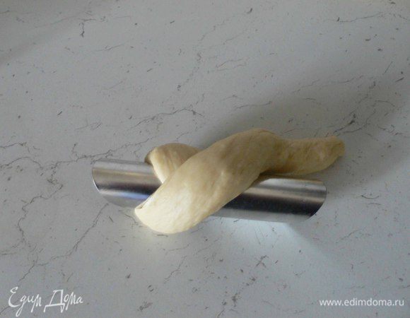 Начинаем плотно обворачивать трубочку вот таким образом, стараясь не оставлять просветов. 