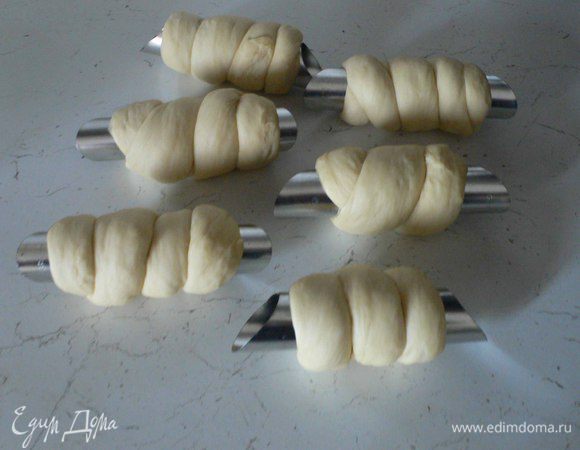 Если получится немного кривовато - ничего страшного -  тесто подойдет и исправит недостатки)))
Оставляем на 40 минут. 