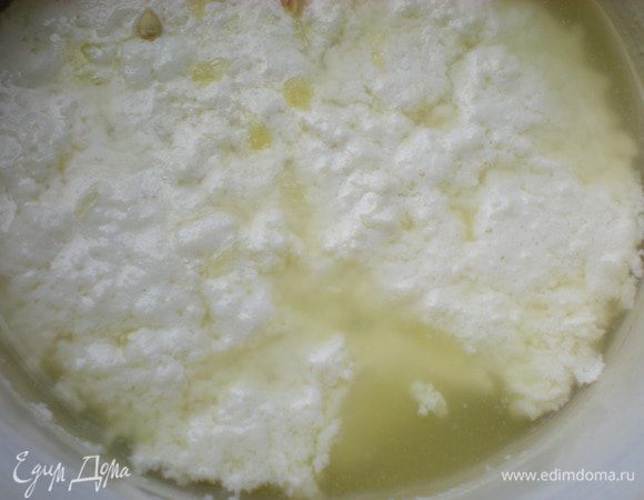 Для начала приготовим итальянский сыр рикотта. Молоко нагреть до 80* и при постоянном помешивании добавить лимонный сок (до образования грудочок). Откинуть сыр на марлю и дать жидкости стечь. 