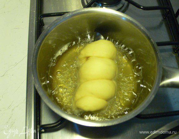 Масло не должно быть слишком высокой температуры. Огонь -  ближе к слабому, иначе карточчи снаружи сгорят, а внутри останутся сырыми. 
Не советую отходить от плиты, карточчи жарятся очень быстро, буквально пару тройку минут. 