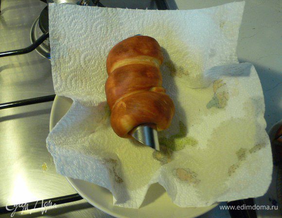 Достаем готовый и ложим на бумажную салфетку. Через пару минут можно будет вытянуть трубочку.  