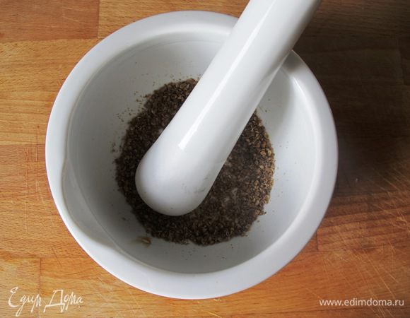 Приготовим маринад. Растираем в ступке семена кориандра.