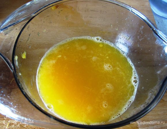 Давим сок трех апельсинов (если апельсины крупные 2х достаточно).