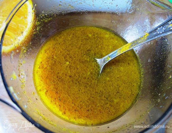 В миске смешиваем сок апельсинов, кориандр, мед, куркуму, оливковое масло, давленный чеснок, чуть солим, можно еще щепотку острого сухого перчика добавить. Все перемешать.