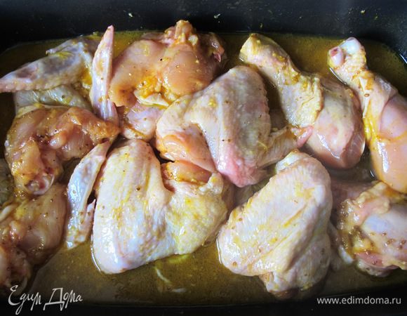 Куски курицы заливаем маринадом, хорошо обмазываем и отправляем на 1 час мариноваться в холодильник.