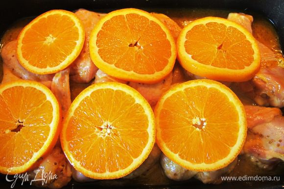 Выкладваем дольки апельсина сверху замаринованной курочки и в духовку на минут 45-50. Каждые 10 минут смазываем курочку маринадом со дна формы.