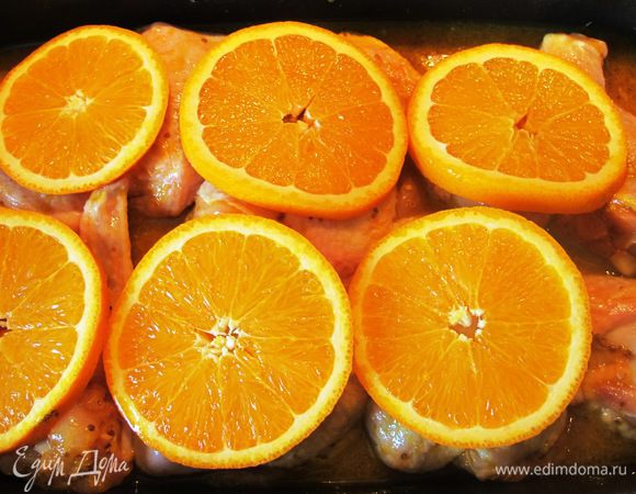 






Выкладваем дольки апельсина сверху замаринованной курочки и в духовку на минут 45-50. Каждые 10 минут смазываем курочку маринадом со дна формы.