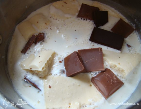 Ставим ковш на огонь, наливаем сливки, крошим шоколад, при постоянном помешивании нагреваем смесь до тех пор, пока весь шоколад не растворится