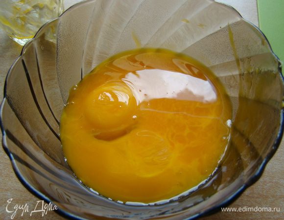 Желтки размешиваем с шоколадной массой (естественно, комнатной температуры)