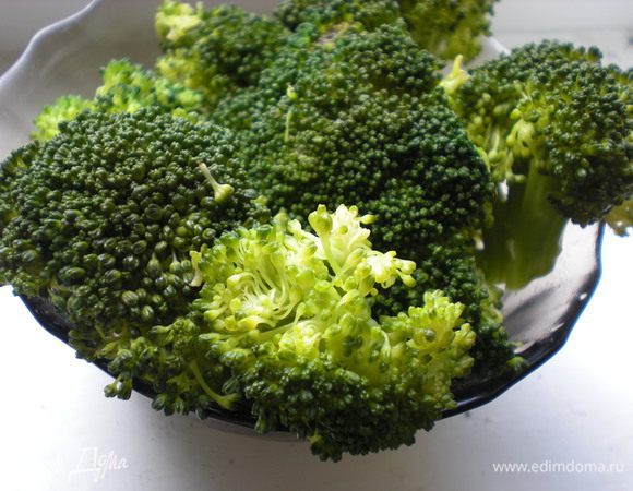 Отварить брокколи в подсоленной воде.