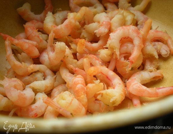 Креветочный мусс. В кастрюлю налить воду, добавить соль, перец, дольки лимона. Варить креветки 3-5 минут. Когда остынут, очистить и удалить головы. 