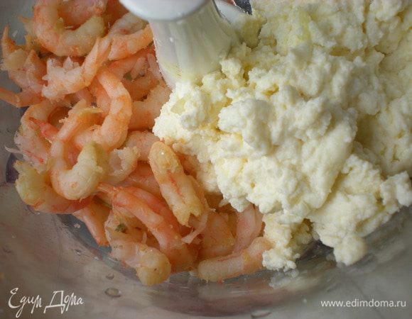 Соединить с сыром, взбить блендером до однородной консистенции. Посолить, поперчить по вкусу.  