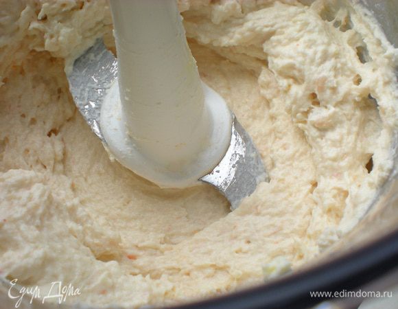 Если консистенция сухая, добавить немного сливок. 


