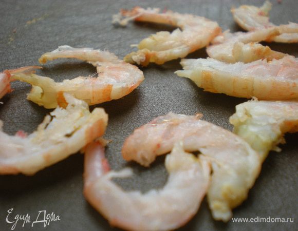 Террин. Креветки отварить по принципу мусса (чтоб убрать морской запах), разрезать пополам и разделить на 2 части. 


