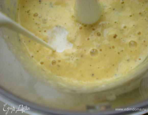 В блендере соединить рыбу, 2 яйца, специи, взбить. Постепенно добавить сливки. 






