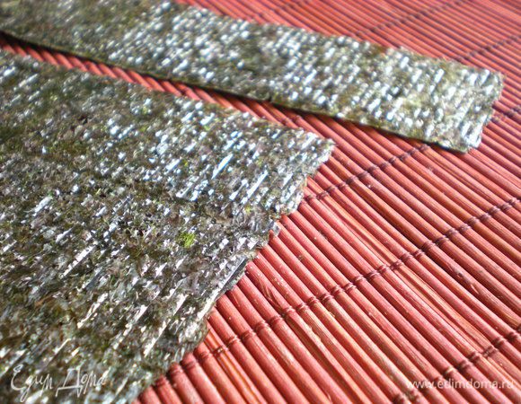 Берем лист Нори и отрезаем полосочку.


