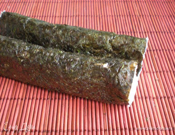 Сворачиваем края к центру.

