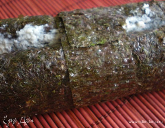 Часть ролла смазываем оставшимся муссом и скрепляем лентой.  для фиксации. 
