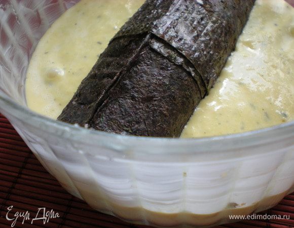 Укладываем наше произведение искусства в центр формы. Заливаем рыбной смесью и выкладываем вторую часть креветок. 



