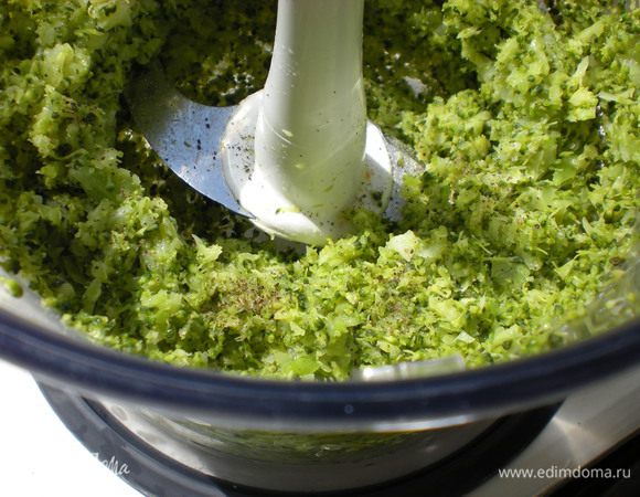 Брокколи с сыром измельчить в блендере до однородной консистенции. 


