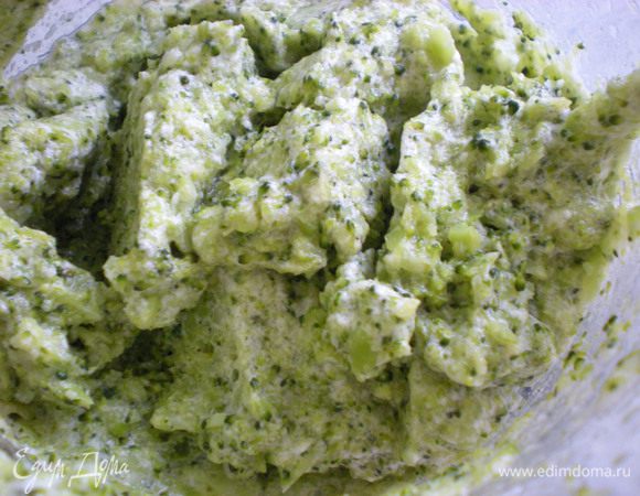 Добавить соль, свежемолотый черный перец, рикотту  и взбитый белок. Аккуратно, по часовой стрелки перемешать. 

