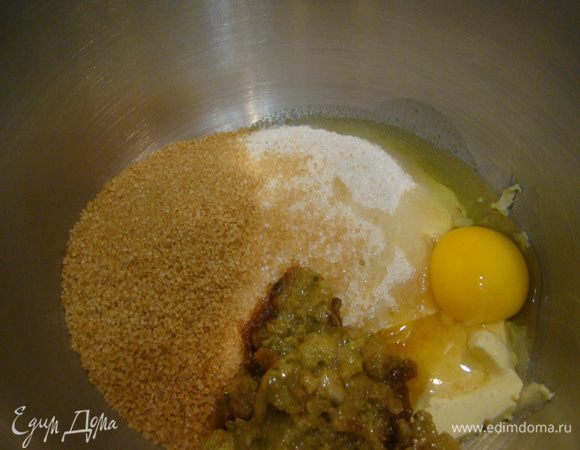 Смешиваем масло, сахар, яйца, варенье в чаше миксера